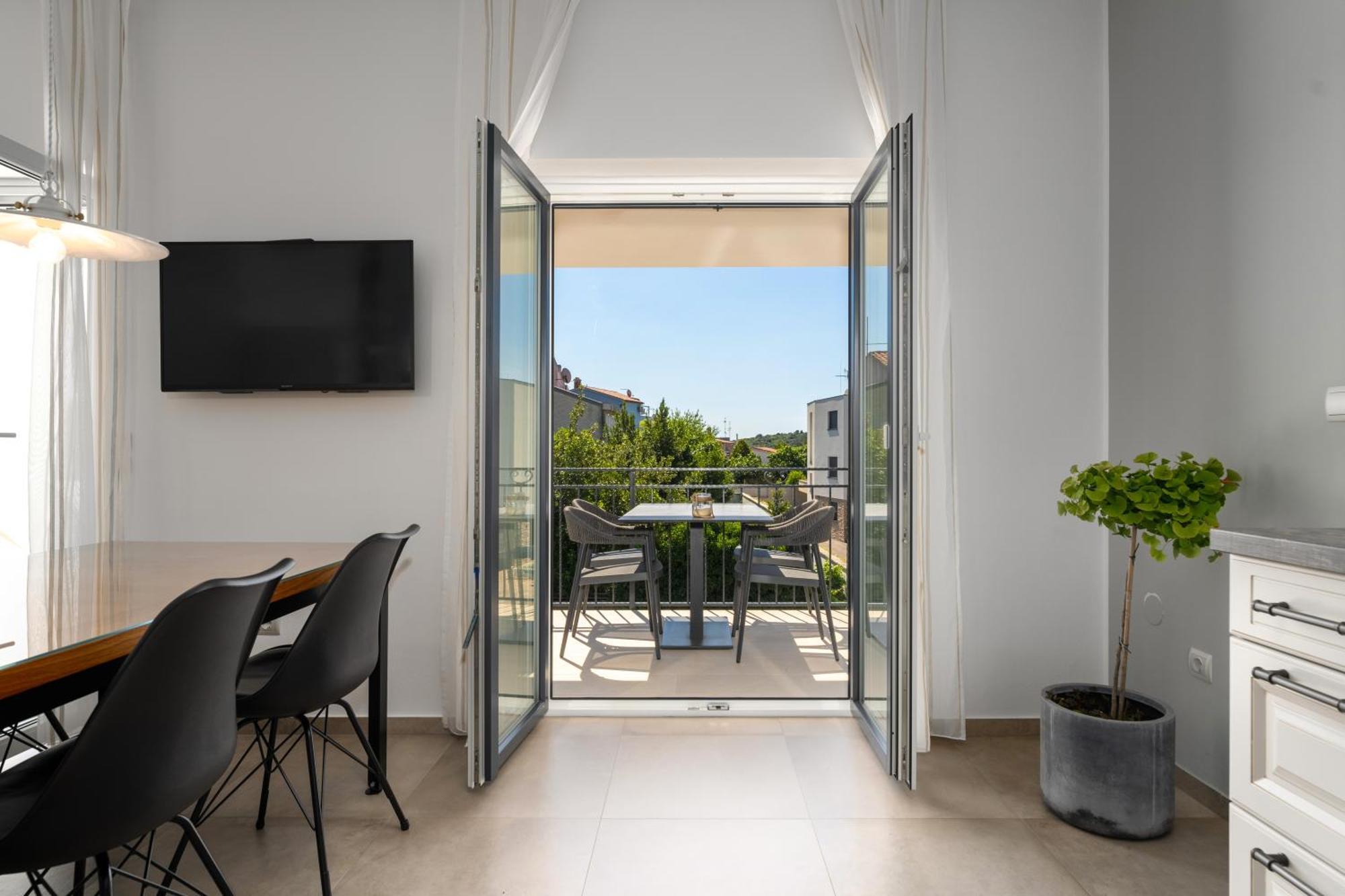 Luxury Apartments Villa San Avia บานโจเล ภายนอก รูปภาพ